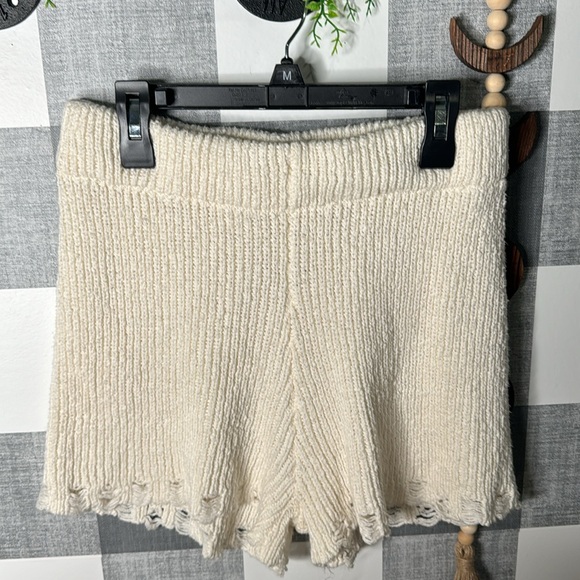 Sweater and Shorts Set - Picture 3 of 11